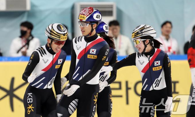 15일 서울 양천구 목동 아이스링크에서 열린 'KB금융-ISU 쇼트트랙 월드투어 서울 대회' 혼성 계주 결승전에서 우승한 대한민국 대표팀이 기뻐하고 있다. 2024.12.15/뉴스1 ⓒ News1 이승배 기자