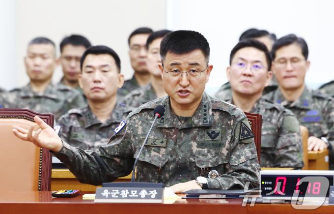 박안수 전 계엄사령관(육군참모총장)이 10일 오전 서울 여의도 국회 국방위원회에서 열린 계엄 관련 긴급 현안질의에서 위원 질의에 답변하고 있다. 2024.12.10/뉴스1 ⓒ News1 김민지 기자