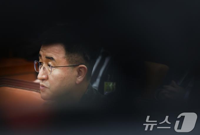 박안수 전 계엄사령관(육군참모총장)이 10일 오전 서울 여의도 국회 국방위원회에서 열린 계엄 관련 긴급 현안질의에서 질의에 답변하고 있다. 2024.12.10/뉴스1 ⓒ News1 김민지 기자