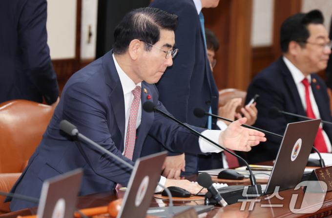 김용현 국방부 장관이 지난 3일 서울 종로구 정부서울청사에서 열린 국무회의에 참석한 모습. 국방부에 따르면 김용현 장관은 이날 밤 전군 주요 지휘관 회의를 개최해 이처럼 지시했다. 김 장관은 윤 대통령에게 직접 계엄을 건의했다. 2024.12.4/뉴스1 ⓒ News1 허경 기자