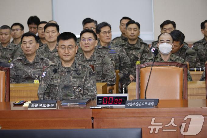 박안수 육군참모총장(전 계엄사령관)이 10일 오전 서울 여의도 국회 국방위원회에서 열린 계엄 관련 긴급 현안질의에 출석해 있다. 2024.12.10/뉴스1 ⓒ News1 안은나 기자