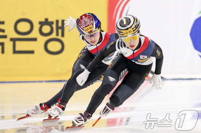 15일 서울 양천구 목동 아이스링크에서 열린 'KB금융-ISU 쇼트트랙 월드투어 서울 대회' 혼성 계주 결승전에서 최민정이 다음 주자인 김길리를 바라보고 있다. 2024.12.15/뉴스1 ⓒ News1 이승배 기자