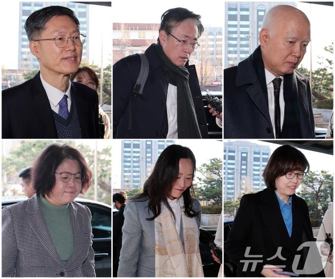 문형배 헌법재판소장 권한대행(왼쪽 위부터 시계방향으로), 김형두 헌법재판관, 정형식 헌법재판관, 이미선 헌법재판관, 정정미 헌법재판관, 김복형 헌법재판관이 5일 서울 종로구 헌법재판소로 출근하고 있다. 2024.12.5/뉴스1 ⓒ News1 김성진 기자