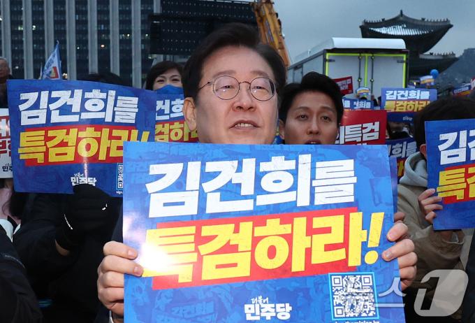 이재명 더불어민주당 대표가 30일 오후 서울 종로구 광화문 일대에서 열린 '김건희·윤석열 국정농단 규탄·특검 촉구 제5차 국민행동의 날'에 참석하며 김건희 여사 특검을 촉구하는 구호를 외치고 있다. 2024.11.30/뉴스1 ⓒ News1 장수영 기자