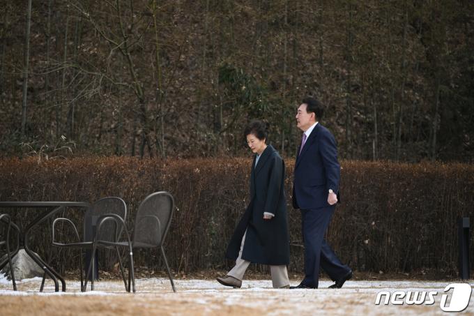윤석열 대통령이 29일 박근혜 전 대통령을 만나 서울 용산구 한남동 관저에서 오찬을 마친 뒤 산책하고 있다. (대통령실 제공) 2023.12.29/뉴스1 ⓒ News1 안은나 기자