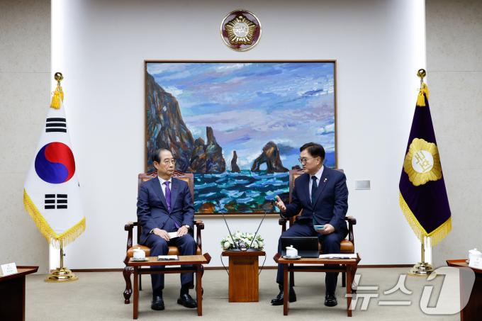 우원식 국회의장(오른쪽)이 15일 서울 여의도 국회에서 한덕수 대통령 권한대행 겸 국무총리를 접견하고 있다. 2024.12.15/뉴스1 ⓒ News1 안은나 기자