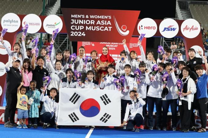 3위로 시상대에 오른 한국 주니어 하키 선수단. (아시아 하키연맹 제공)