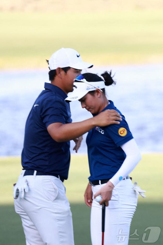 혼성 골프 대회 그랜트손튼 인비테이셔널에서 준우승을 차지한 김주형과 지노 티띠꾼(태국). ⓒ AFP=뉴스1