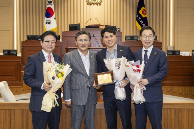 윤종호 도의원(왼쪽 세 번째)이 이철우 경북도지사(왼쪽 첫번째), 박성만 도의회 의장(왼쪽 두 번째), 임종식 교육감과 함께 기념촬영을 하고 있다. / 사진제공=경북도의회