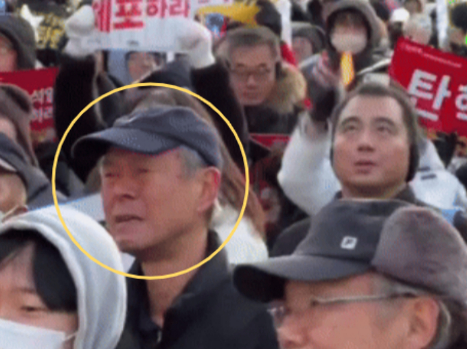 윤석열 대통령 탄핵소추안이 가결되자 눈물을 터뜨린 70대 남성 시민의 모습이 BBC 뉴스에 포착됐다. 지난 14일 윤석열 대통령 탄핵 촉구 집회에 참석한 이승방 씨(77). /사진=엑스(X·옛 트위터) 갈무