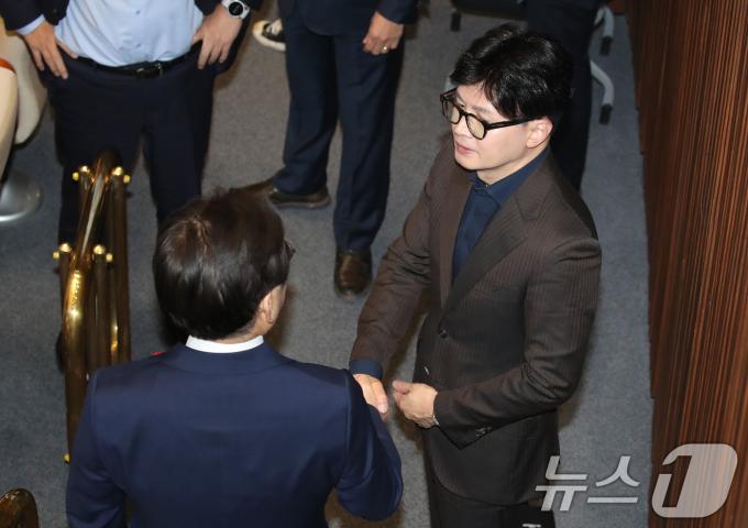 윤석열 대통령이 비상계엄령을 선포한 가운데 4일 새벽 서울 여의도 국회에서 열린 본회의에서 이재명 더불어민주당 대표와 한동훈 국민의힘 대표가 인사를 나누고 있다. 2024.12.4/뉴스1 ⓒ News1 이광호 기자