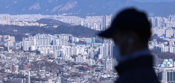 디딤돌 대출 한도가 이달부터 시행 중인 가운데 규제 직전 대출 수요가 폭발하는 막차 현상은 없었던 것으로 나타났다. 사진은 지난 8일 서울 남산에서 바라본 아파트 단지. /사진=뉴스1