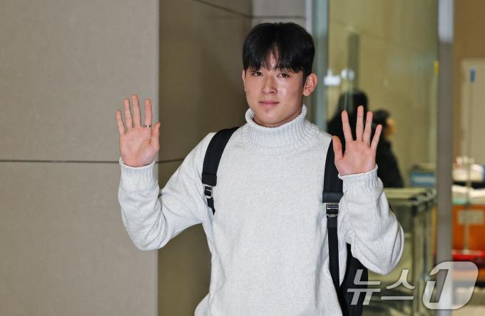 잉글랜드 프리미어리그(PL) 토트넘 홋스퍼에 합류하는 양민혁이 16일 오전 인천국제공항 제2터미널을 통해 영국 런던으로 출국하고 있다. 2024.12.16/뉴스1 ⓒ News1 장수영 기자