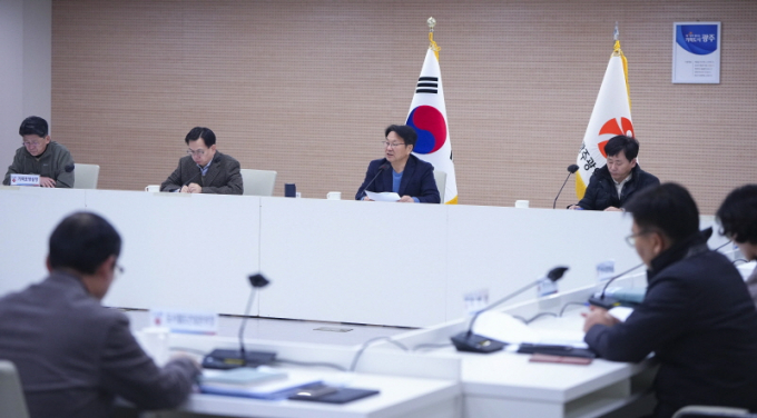 강기정 광주광역시장(오른쪽 두번째)이 15일 오후 시청 중회의실에서 윤석열 대통령 탄핵소추안 가결에 따른 긴급 간부회의를 열고 민생안정 대책 방안을 논의하고 있다./사진=광주시