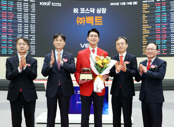 벡트가 코스닥 시장에서 상장 첫날 공모가 대비 2배 상승한 '따블'에 거래된다. 사진은 16일 오전9시 한국거래소 서울사옥 홍보관에서 벡트의 코스닥시장 상장기념 촬영.(왼쪽부터) 김대영 한국IR협의회 부회장, 민경욱 한국거래소 코스닥시장본부장, 유창수, 벡트 대표이사, 김준태 신한투자증권 GIB2그룹 대표, 강왕락 코스닥협회 부회장. /사진=한국거래소 