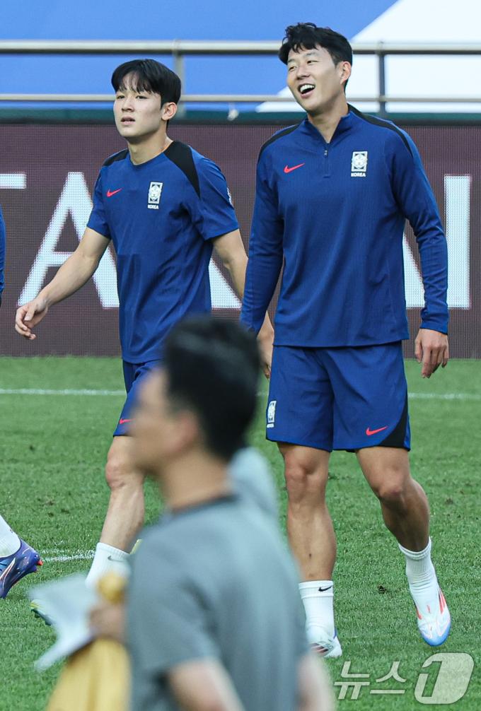 대한민국 축구대표팀 손흥민과 양민혁 선수가 4일 오후 서울 마포구 서울월드컵경기장에서 2026 국제축구연맹(FIFA) 북중미 월드컵 아시아지역 3차 예선을 앞두고 훈련을 하고 있다. 축구대표팀은 오는 5일 팔레스타인과 경기를 치른다. 2024.9.4/뉴스1 ⓒ News1 이재명 기자