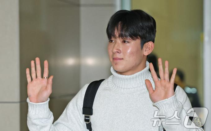 잉글랜드 프리미어리그(PL) 토트넘 홋스퍼에 합류하는 양민혁이 16일 오전 인천국제공항 제2터미널을 통해 영국 런던으로 출국하고 있다. 2024.12.16/뉴스1 ⓒ News1 장수영 기자