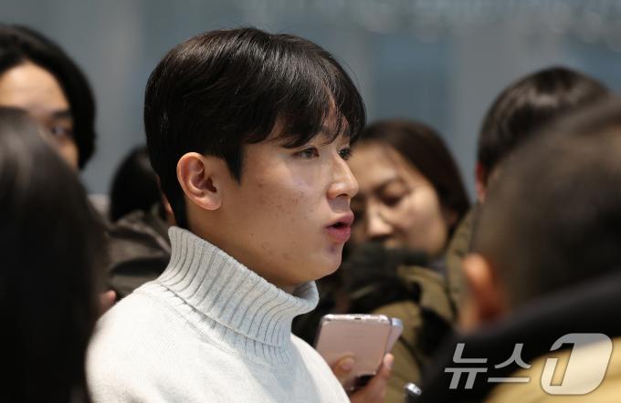 잉글랜드 프리미어리그(PL) 토트넘 홋스퍼에 합류하는 양민혁이 16일 오전 인천국제공항 제2터미널을 통해 영국 런던으로 출국하기 앞서 취재진과 인터뷰하고 있다. 2024.12.16/뉴스1 ⓒ News1 장수영 기자