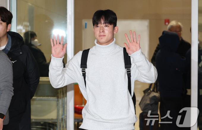 잉글랜드 프리미어리그(PL) 토트넘 홋스퍼에 합류하는 양민혁이 16일 오전 인천국제공항 제2터미널을 통해 영국 런던으로 출국하고 있다. 2024.12.16/뉴스1 ⓒ News1 장수영 기자