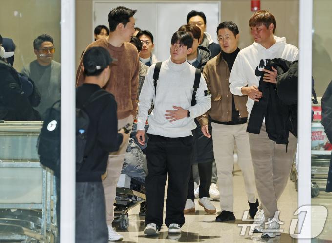 잉글랜드 프리미어리그(PL) 토트넘 홋스퍼에 합류하는 양민혁이 16일 오전 인천국제공항 제2터미널을 통해 영국 런던으로 출국하고 있다. 2024.12.16/뉴스1 ⓒ News1 장수영 기자