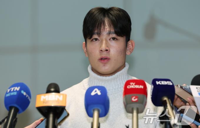 잉글랜드 프리미어리그(PL) 토트넘 홋스퍼에 합류하는 양민혁이 16일 오전 인천국제공항 제2터미널을 통해 영국 런던으로 출국하기 앞서 취재진과 인터뷰하고 있다. 2024.12.16/뉴스1 ⓒ News1 장수영 기자