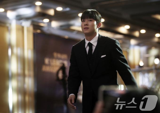 양민혁(강원FC)이 29일 오후 서울 서대문구 스위스그랜드호텔에서 열린 프로축구 '하나은행 K리그 2024 대상 시상식'에서 K리그1 영플레이어상(신인왕)을 수상하기 위해 단상을 오르고 있다. 2024.11.29/뉴스1 ⓒ News1 오대일 기자