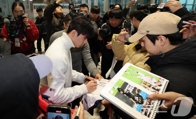 잉글랜드 프리미어리그(PL) 토트넘 홋스퍼에 합류하는 양민혁이 16일 오전 인천국제공항 제2터미널을 통해 영국 런던으로 출국하기 앞서 팬들에게 사인을 해주고 있다. 2024.12.16/뉴스1 ⓒ News1 장수영 기자