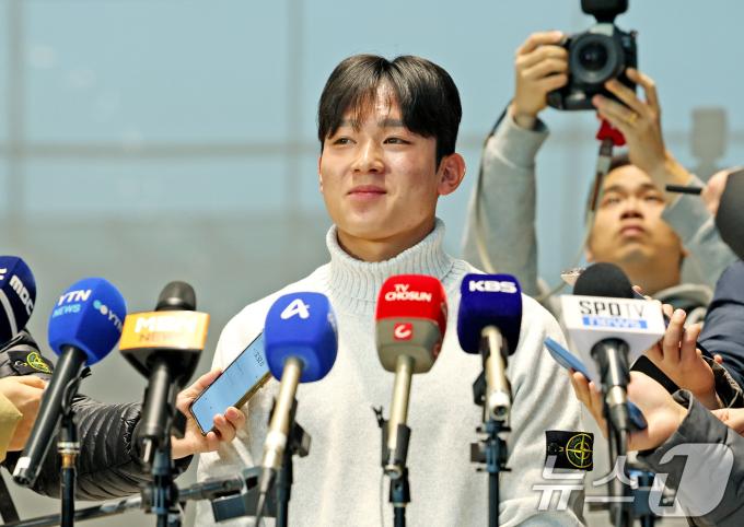 잉글랜드 프리미어리그(PL) 토트넘 홋스퍼에 합류하는 양민혁이 16일 오전 인천국제공항 제2터미널을 통해 영국 런던으로 출국하기 앞서 취재진과 인터뷰를 하고 있다. 2024.12.16/뉴스1 ⓒ News1 장수영 기자