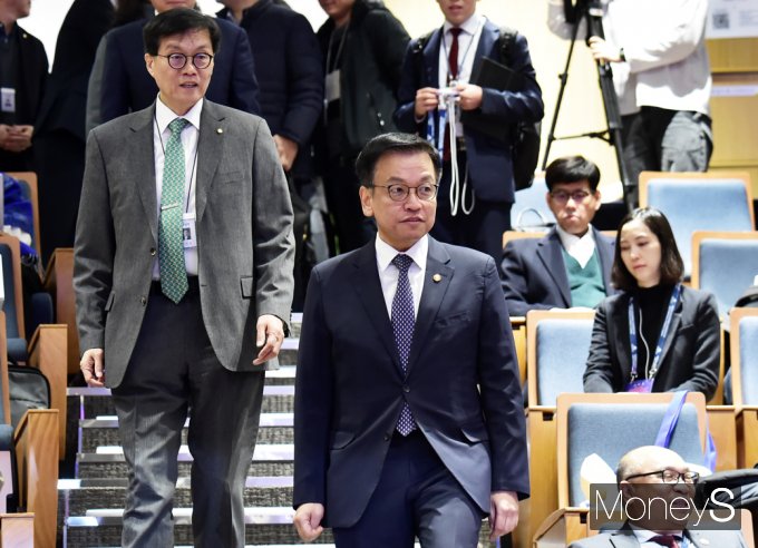 [머니S포토] 아세안+3 경제협력·금융안정 포럼, 입장하는 최상목·이창용