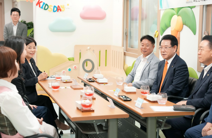 김영록 전남도지사(오른쪽 두번째)가 화순어린이집을 방문해 관계자들과 담소를 나누고 있다./전남도