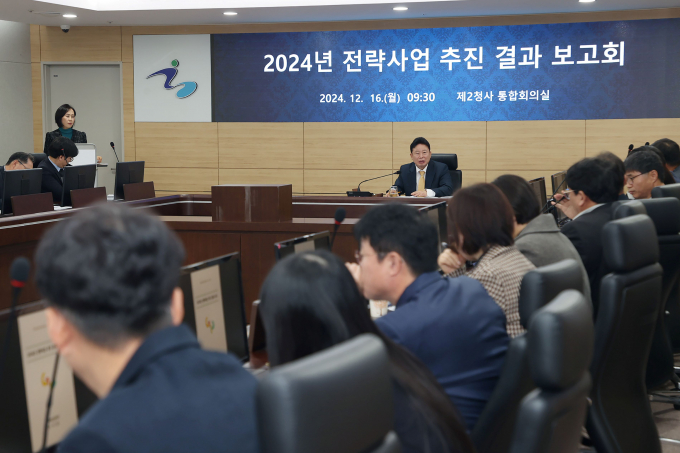 서태원 가평군수가 16일 군청 대회의실에서 열린  '2024년 전략사업 추진 결과 보고회'에서 발언을 하고 있다. /사진제공=가평군