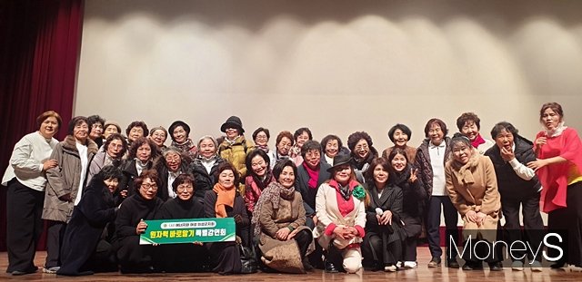 에너지와여성 의성지회 '원자력 바로알기' 특별강연회 참석자들이 단체사진을 촬영하고 있다./사진=황재윤 기자