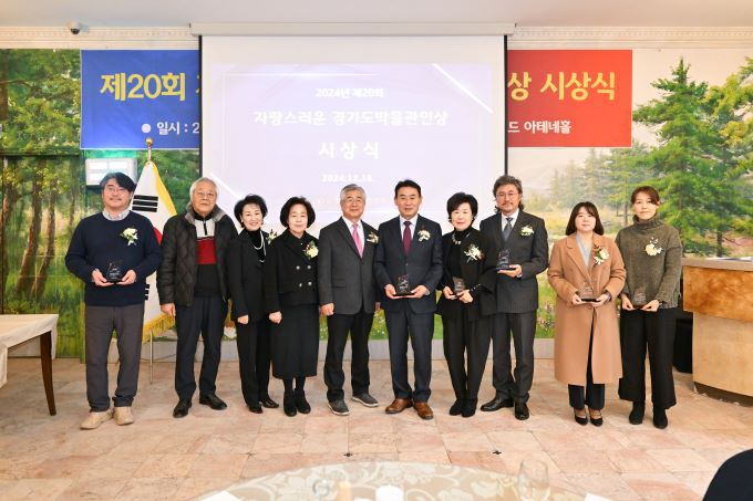 백영현 포천시장이 지난 16일 경기도박물관협회(회장 심재인)에서 주관한 '2024년 제20회 자랑스러운 경기도박물관인상' 공로상 수상자로 선정돼 상패를 받고 사진촬영을 하고 있다. / 사진제공=포천시