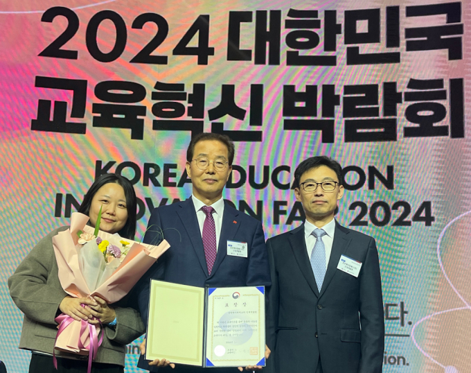 조영래 한전KPS 부사장(가운데)과 이상근 한전KPS 인재개발원  교육기획실장 등 직원들이 '2024년 제13회 대한민국 교육기부 대상' 수상 후 기념사진을 찍고 있다./한전KPS