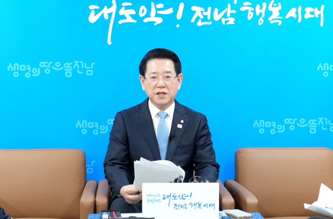 김영록 전라남도지사가 16일 오후 도청 기자실에서 기자간담회를 갖고 대통령 탄핵소추에 따른 '긴급 민생안정대책'을 밝히고 있다./전남도