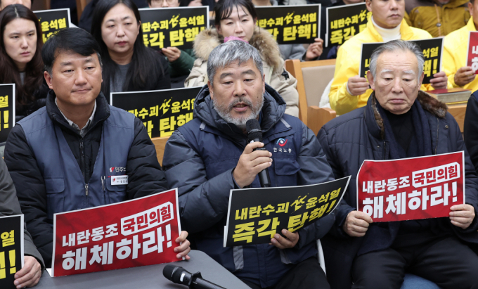 김동명 한국노총 위원장(가운데)이 지난 11일 서울 종로구 향린교회에서 열린 '윤석열 즉각 퇴진·사회대개혁 비상행동 발족 기자회견'에서 발언하고 있다. / 사진=뉴스1 김성진 기자 