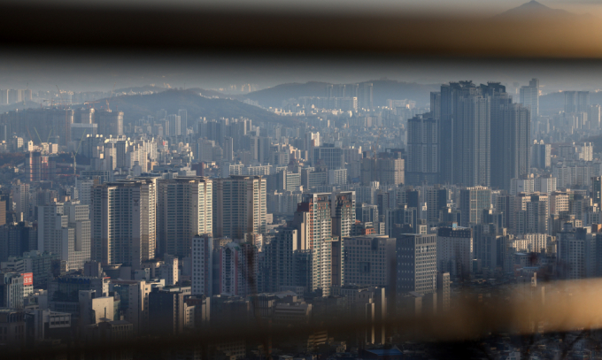 '전세보증금 반환보증' 사고액이 4조원을 넘긴 가운데 연간 보증사고 규모는 지난해 수준을 넘어설 전망이다. 사진은 서울 시내 아파트 단지 모습. /사진=뉴시스