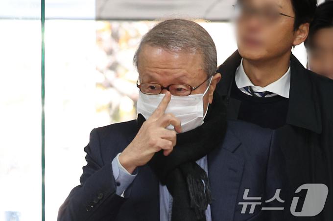 횡령·배임 혐의를 받는 홍원식 전 남양유업 회장이 지난달 28일 오전 서울 서초구 서울중앙지법에서 열린 구속 전 피의자 심문(영장실질심사)에 출석하고 있다./뉴스1 ⓒ News1 신웅수 기자