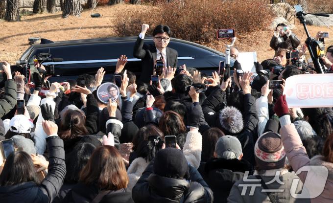 한동훈 국민의힘 대표가 16일 서울 여의도 국회에서 당대표 사퇴 관련 기자회견을 마친 뒤 지지자들을 향해 주먹을 불끈 쥐고 있다. (공동취재) 2024.12.16/뉴스1 ⓒ News1 안은나 기자