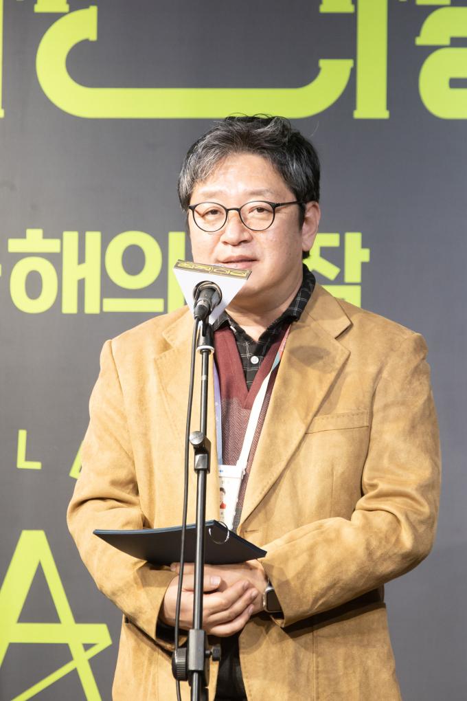 홍승욱 한국문화예술위원회 극장운영팀장이 16일 열린 창작산실 기자간담회에서 발언하고 있다.(예술위 제공)