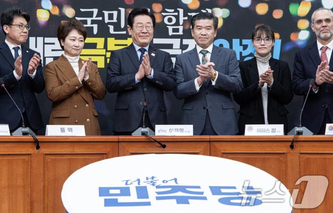 이재명 더불어민주당 대표과 제임스 김 주한미국상공회의소(AMCHAM) 회장을 비롯한 대표단이 16일 오후 서울 여의도 국회에서 기념촬영을 하고 있다. 2024.12.16/뉴스1 ⓒ News1 이재명 기자