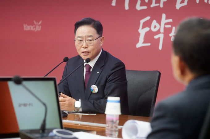 강수현 양주시장이 16일 오전 시청 상황실에서 ‘노선버스 준공영제 표준운송원가 산정 및 회계 처리 기준 마련 용역 착수보고회’를 개최하고 있다. / 사진제공=양주시 