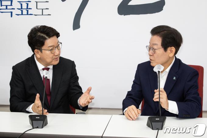 권성동 국민의힘 대표 권한대행 겸 원내대표(왼쪽)와 이재명 더불어민주당 대표 ⓒ News1 유승관 기자
