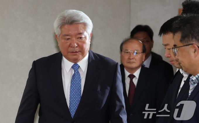 국회 탄핵안 처리 전 자진 사퇴한 김홍일 전 방송통신위원장. (공동취재)/뉴스1 ⓒ News1 이재명 기자