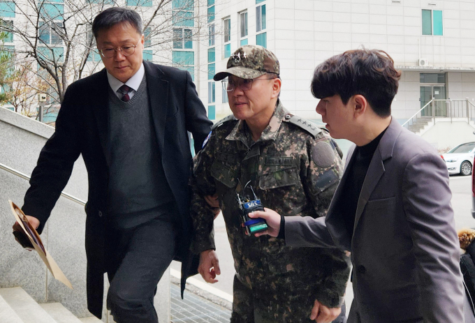 이진우 전 육군 수도방위사령관(중장) 측이 12·3 비상계엄 사태에 대해 대통령 명령이었다고 고백했다. 사진은 이 전 수도방위사령관(가운데)이 지난 16일 서울 용산구 중앙지역군사법원에서 열린 영장실질심사에 출석하는 모습. /사진=뉴스1 