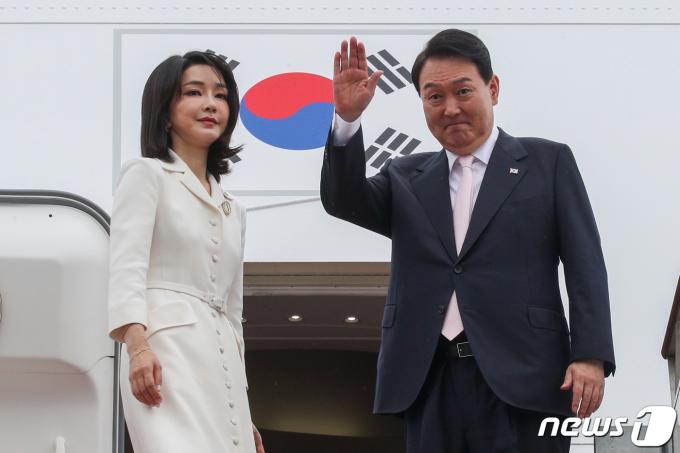 윤석열 대통령이 27일 오후 경기 성남 서울공항에서 나토(NATO, 북대서양조약기구) 정상회의 참석차 출국하기 위해 김건희 여사와 함께 공군 1호기에 탑승하며 손을 흔들고 있다. 대통령실사진기자단 2022.6.27/뉴스1 ⓒ News1 안은나 기자