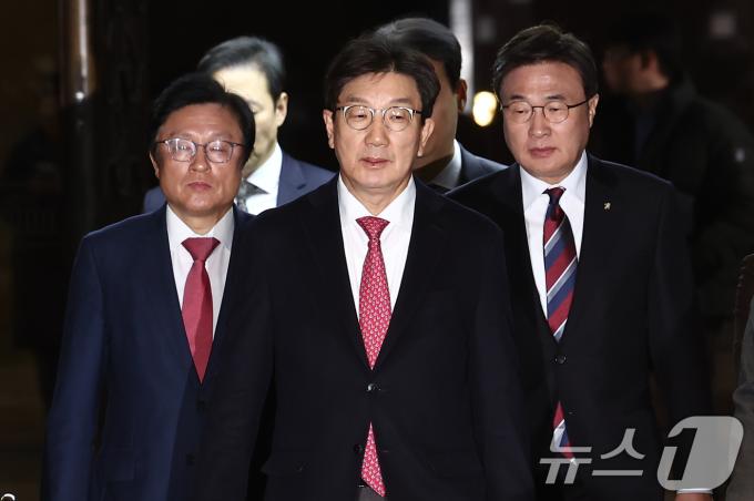 권성동 국민의힘 원내대표가 16일 오후 서울 여의도 국회에서 열린 의원총회에 김대식 원내수석대변인 등과 참석하고 있다. 2024.12.16/뉴스1 ⓒ News1 김민지 기자