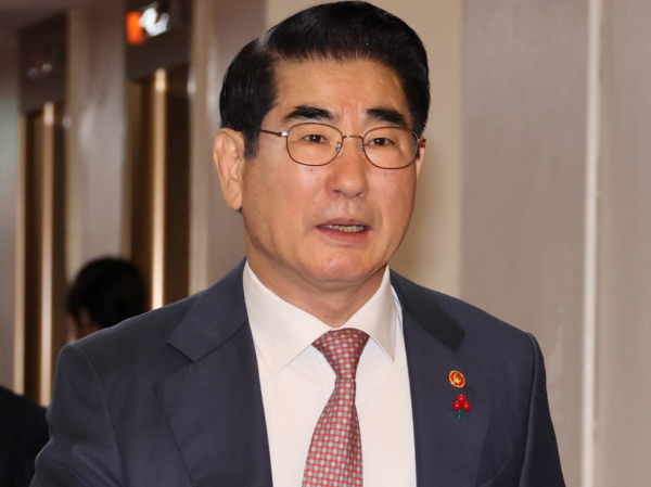 김용현 전 장관 측이 새 변호인 선임을 이유로 검찰 조사를 미룬 것으로 알려졌다. 사진은 김용현 국방부 장관이 지난 3일 오전 서울 종로구 정부서울청사에서 세종-서울 영상으로 열린 국무회의에 참석하는 모습. /사진=뉴시스