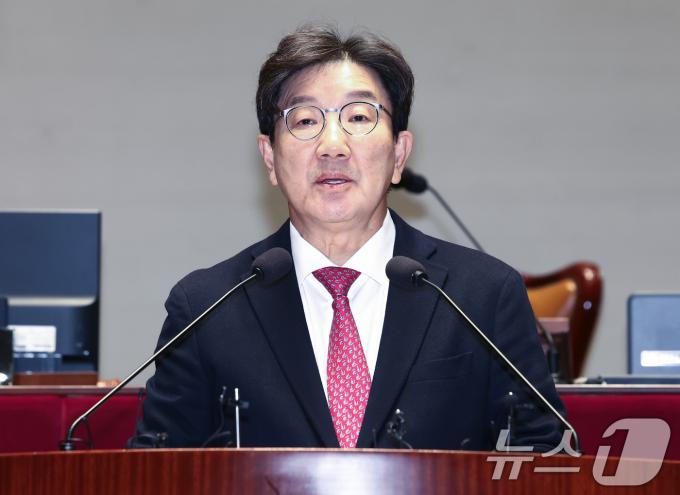 권성동 국민의힘 원내대표가 16일 오후 서울 여의도 국회에서 열린 의원총회에서 모두 발언을 하고 있다. 2024.12.16/뉴스1 ⓒ News1 김민지 기자