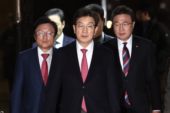 국민의힘이 16일 의원총회에서 비상대책위원장 인선에 대한 결정을 내리지 못했다고 전했다. 사진은 권성동 국민의힘 원내대표가 16일 서울 여의도 국회에서 열린 의원총회에 김대식 원내수석대변인 등과 참석하는 모습. /사진=뉴스1